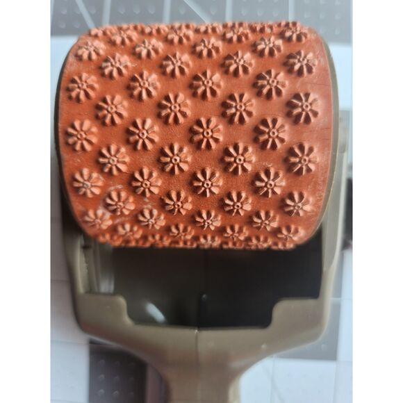 INVENTORY REDUCTION SALE. Stampin Around Daisies Stamp Roller w/uninked Pads B19 - Picture 2 of 3